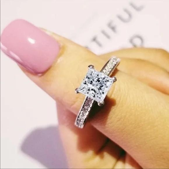 NEW  925 STERLING SILVER DIAMOND ENGAGEMENT RING, CUTE RING, SHINY RING. - Picture 2 of 5